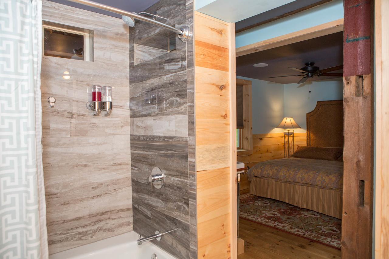 Riverhouse 3*